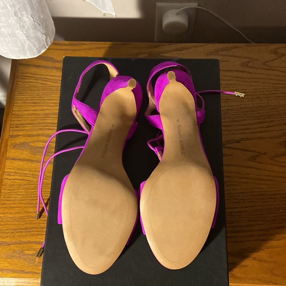 NIB STUNNING T-Strap Heels from Banana Republic Size 9 - Picture 4 of 5